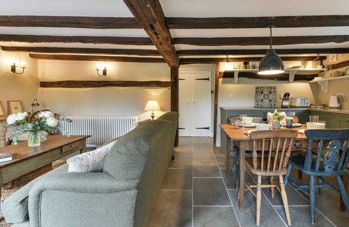 Alresford Cottage | Ideal 2 Bedroom Accommodation in Cheriton - Pet Friendly Stay
