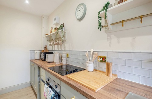 Hemingby Cottage | Charming Barn Conversion Near Village Pub with Lake View