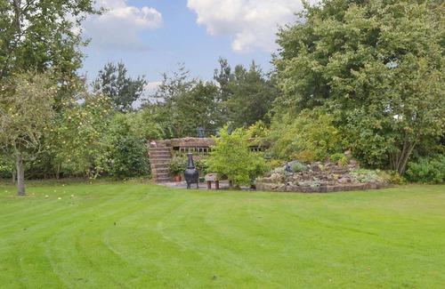 Ormskirk Cottage | Comfortable 2-Bedroom Stay in Burscough near Southport