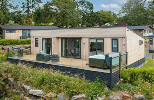 Narberth Ski Chalet | Comfortable 2 Bedroom Retreat in Narberth with Pool & Spa