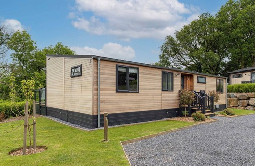 Narberth Ski Chalet | Comfortable 2 Bedroom Retreat in Narberth with Pool & Spa