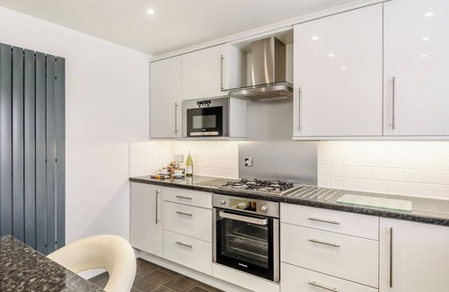 Pleasley Cottage | Cozy 2-Bedroom Retreat in Pleasley with Lake Views
