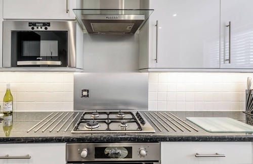 Pleasley Cottage | Cozy 2-Bedroom Retreat in Pleasley with Lake Views