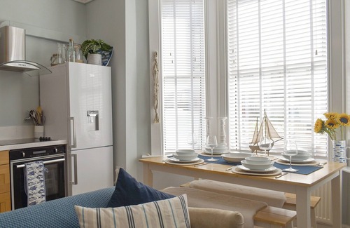 Sandgate Cottage | Beachside Retreat: Central Location with Ocean Views Await
