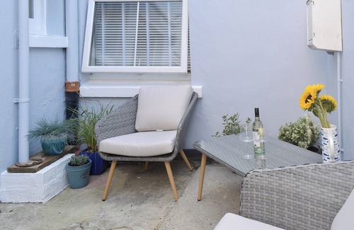 Sandgate Cottage | Beachside Retreat: Central Location with Ocean Views Await
