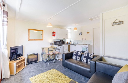 Anderby Creek Cottage | Spacious 2-Bedroom Retreat with Oceanfront Views in Mablethorpe