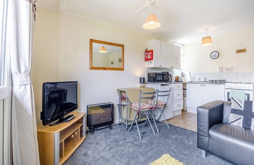 Anderby Creek Cottage | Spacious 2-Bedroom Retreat with Oceanfront Views in Mablethorpe