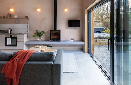 Etchinghill Cottage | Cozy 2-Bedroom Getaway in Stowting with Pool & Spa
