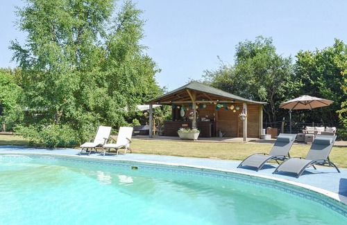 Etchinghill Cottage | Cozy 2-Bedroom Getaway in Stowting with Pool & Spa