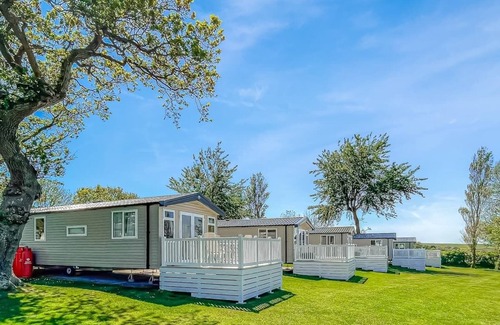 Ningwood House | Compact Caravan Retreat with Pool and Breakfast Included