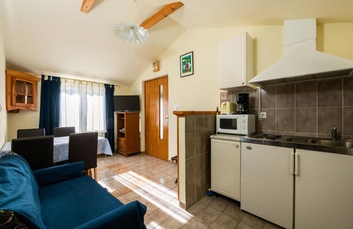 Martinski Apartment | Ideal 2 Bedroom Stay in Martinski with Pool & Spa Access