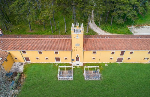 Martinski Apartment | Ideal 2 Bedroom Stay in Martinski with Pool & Spa Access