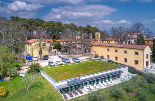 Martinski Apartment | Ideal 2 Bedroom Stay in Martinski with Pool & Spa Access
