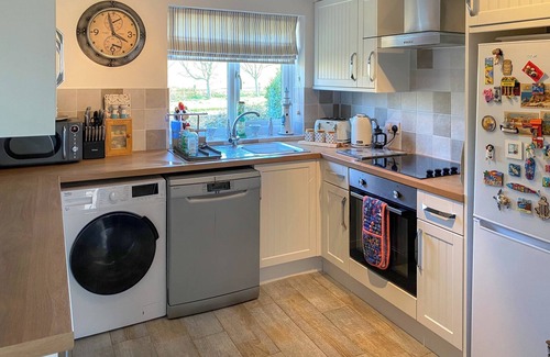 Appledore Cottage | Experience 2-Bedroom Comfort in Yelland with Ocean Views