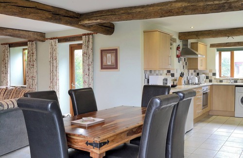 Potter Heigham House | Cozy 2 Bedroom Retreat in Catfield with Lake Views