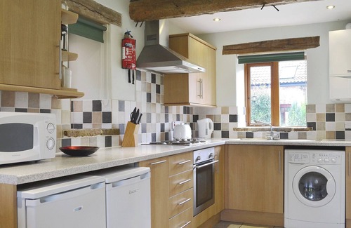 Potter Heigham House | Cozy 2 Bedroom Retreat in Catfield with Lake Views