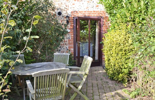 Potter Heigham House | Pet-Friendly 2 Bedroom Retreat with Lake Views in Catfield