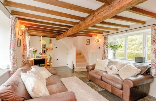 East Woodyates Cottage | Ideal 2-Bedroom Getaway in Farnham with Family Amenities