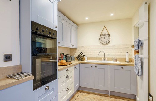 Malvern Cottage | Perfect 2 Bedroom Retreat in Malvern with Lake Views