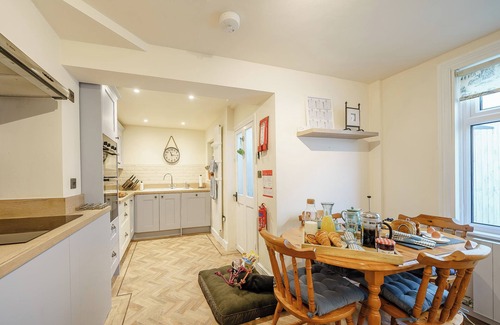 Malvern Cottage | Perfect 2 Bedroom Retreat in Malvern with Lake Views