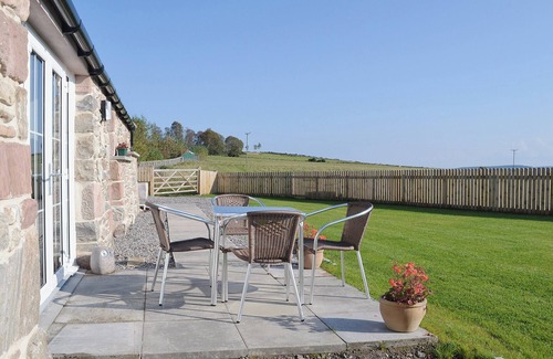 Marybank Cottage | Enchanting Cottage for 4 Near Inverness with Lake Views