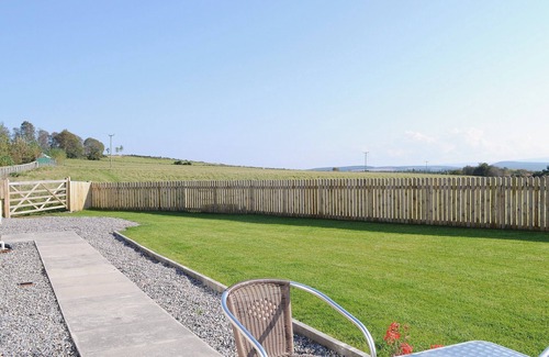 Marybank Cottage | Enchanting Cottage for 4 Near Inverness with Lake Views