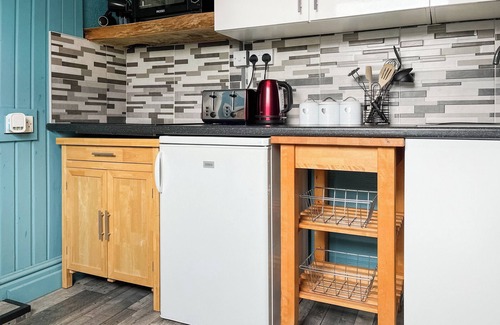 Kelstedge Cottage | Cozy 2 Bedroom Retreat with Lake Views in Matlock