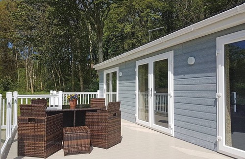 Newport Ski Chalet | Cozy Pine Lodge: Ideal Retreat for Couples and Families