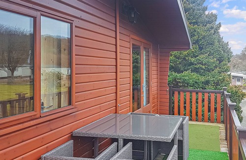 Newport Ski Chalet | Cozy Pine Lodge: Ideal Retreat for Couples and Families