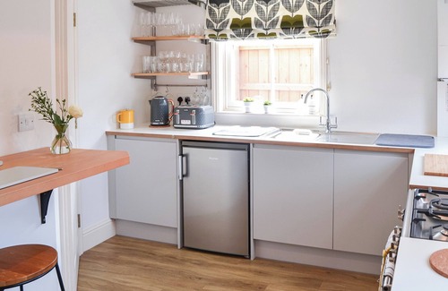 Horstead Cottage | Cozy 2-Bedroom Getaway in Coltishall with Lake View