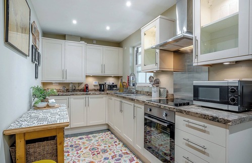 Richmond Cottage | Ideal 2 Bedroom Getaway in Richmond with Lake View