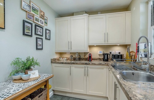 Richmond Cottage | Ideal 2 Bedroom Getaway in Richmond with Lake View
