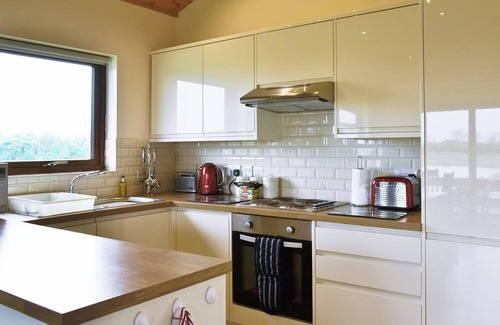 Skegness Cottage | Relaxing Hot Tub Retreat with Lake and Ocean Views