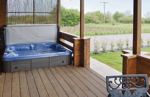 Skegness Cottage | Relaxing Hot Tub Retreat with Lake and Ocean Views