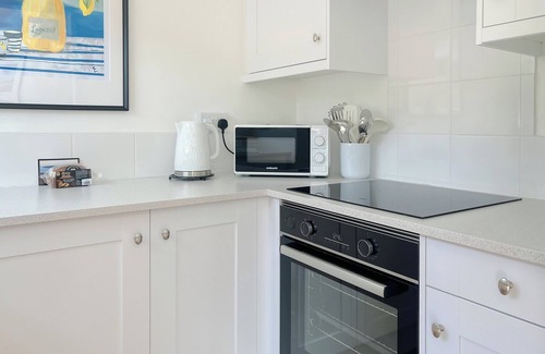 Oxwich Cottage | Cozy 2-Bedroom Retreat in Swansea, Steps from Gower Peninsula