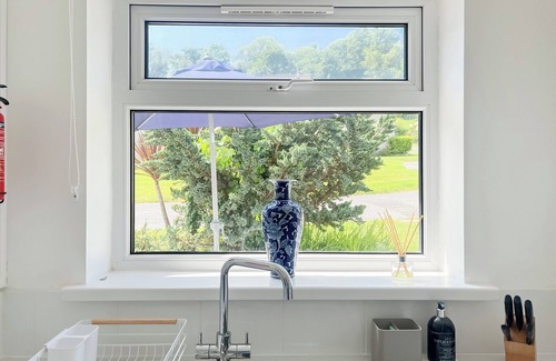 Oxwich Cottage | Cozy 2-Bedroom Retreat in Swansea, Steps from Gower Peninsula