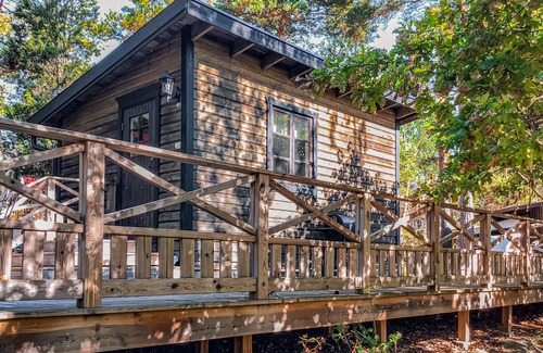 Laggarsvik House | Cozy 2 Bedroom Retreat with Oceanfront Views in Ljusterö