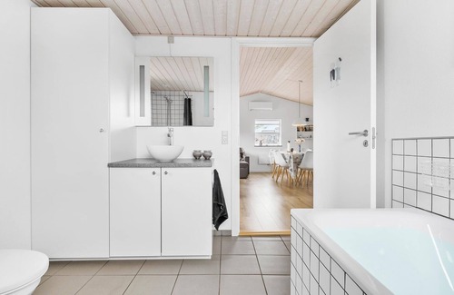 Logstor House | Pet-Friendly 2 Bedroom Retreat with Lake View in Løgstør