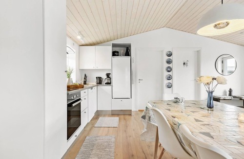 Logstor House | Pet-Friendly 2 Bedroom Retreat with Lake View in Løgstør