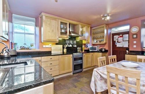 Aboyne Cottage | Cozy 2-Bedroom Stay in Dess, Aboyne - Rated 9.2/10!