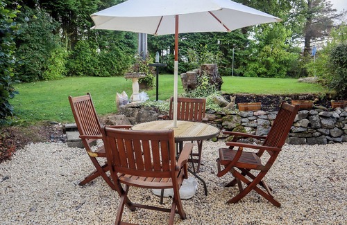 Alford Cottage | Cozy 2-Bedroom Retreat in Alford with Lake View Amenities