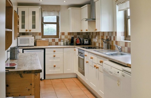Aubourn Cottage | Charming 2 Bedroom Stay in Norton Disney with Lake View