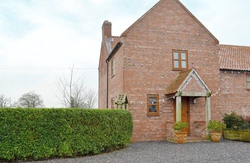Aubourn Cottage | Charming 2 Bedroom Stay in Norton Disney with Lake View
