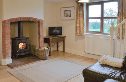 Aubourn Cottage | Charming 2 Bedroom Stay in Norton Disney with Lake View