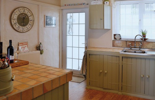 Brixham Cottage | Cozy 2 Bedroom Getaway with Oceanfront Views in Brixham