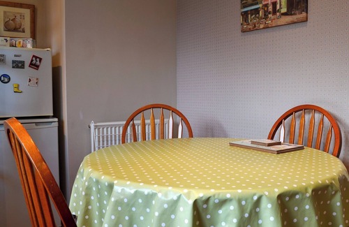 Cullen Cottage | Comfortable 2 Bedroom Stay in Cullen with Ocean Views
