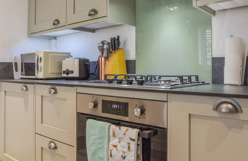 Bures Cottage | Cozy 2 Bedroom Accommodation in Bures with Pet-Friendly Options