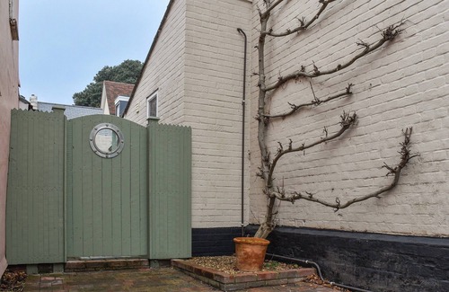 Bures Cottage | Cozy 2 Bedroom Accommodation in Bures with Pet-Friendly Options