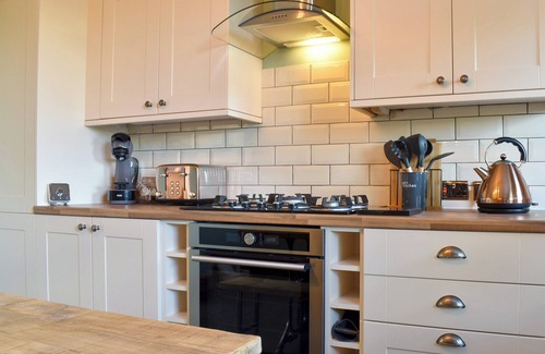 Chesterfield Cottage | Charming Terrace Cottage: Explore Derbyshire with Pets Welcome
