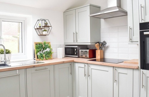 Cwmtirmynach Cottage | Relaxing 1 Bedroom Getaway with Spa and Hot Tub in Corwen